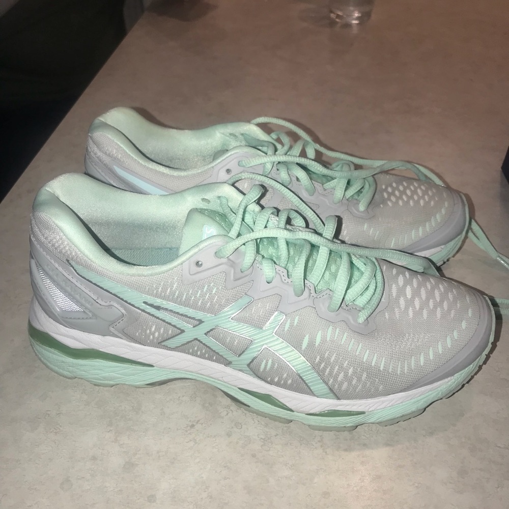 LIKE NEW- asics size 8 gel kayano